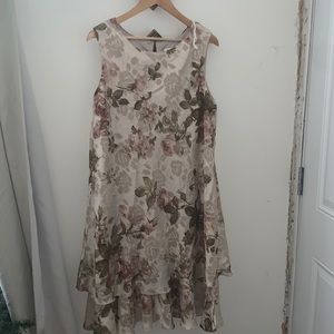 𝅺VINTAGE 2 pc Bellessa Floral Dress in Creamy Beige color with Shoulder Pads